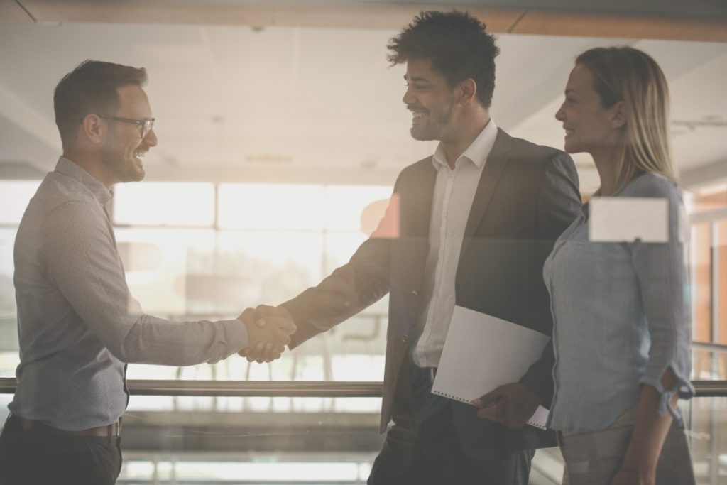 Geschäftsleute geben sich im Büro die Hand. Erfolgreiche Geschäftsleute.